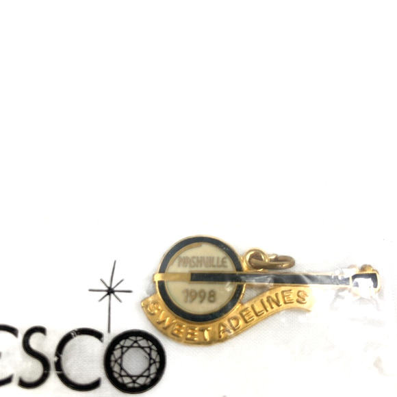 Sweet Adelines Enamel, Goldtone, 1998 Nashville Banjo Charm sealed, signed Esco - Picture 1 of 4